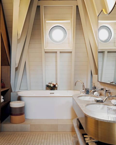 Suite Gëlle Fra | Bathroom | Hair dryer, slippers, towels, soap