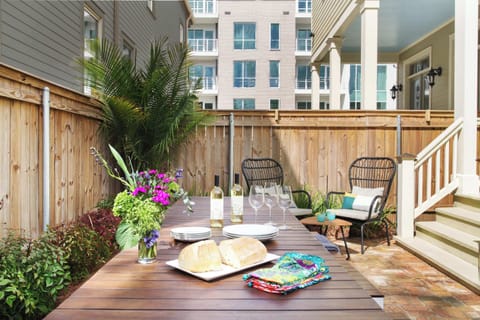 Back Patio | Outdoor Dining Area