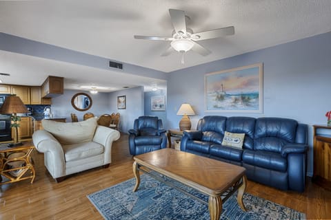 Welcome to Seascape! Cozy Living Room