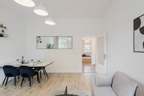 Tasteful dining area with wall-mounted TV and open shelves – stylish and practical for every occasion.
