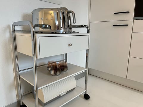 Der Servierwagen passt in das besondere Ambiente.