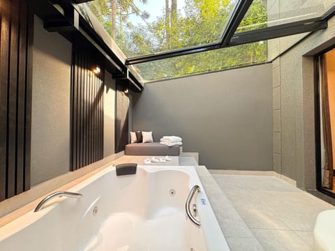 Luxury Suite | In-room safe, rollaway beds, free WiFi, bed sheets