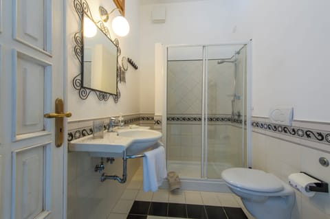 Classic Double Room | Bathroom | Shower, rainfall showerhead, free toiletries, hair dryer