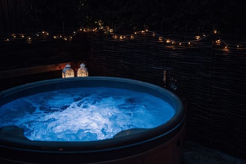 Hot Tub / whirlpool bath (Outdoor)