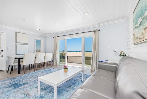 This split-level downstairs unit is a beautifully appointed, stylish property in a terrific location at 34th Street beach!
                