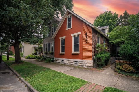 Unforgettable stay at The Cozy Cobblestone—this charming German Village brick cottage stands out at golden hour with warm character, lush landscaping, and inviting curb appeal. A perfect blend of historic charm and modern comfort.