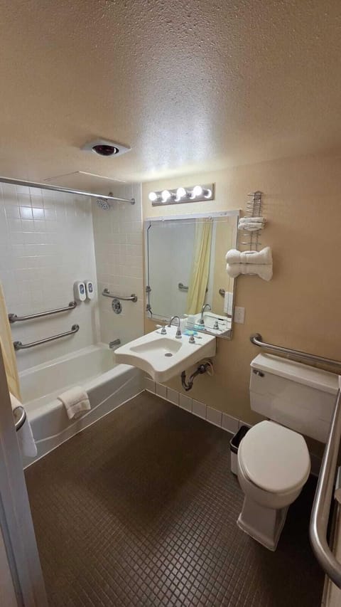 Deluxe Double Room | Bathroom | Towels, soap, shampoo, toilet paper