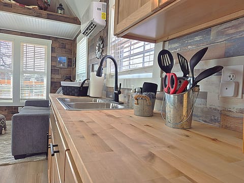 Kitchen with lots of space to cook