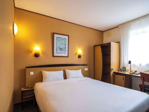 Desk, blackout drapes, iron/ironing board, free WiFi