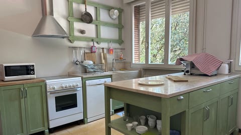 Full-size fridge, microwave, oven, stovetop