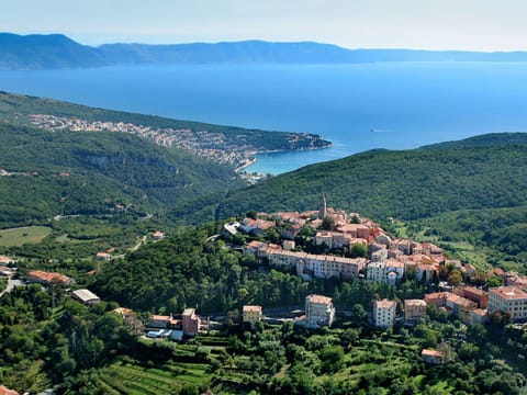 Highland, Hill, Landscape, Residential Area, Hill Station, Coastal And Oceanic Landforms, Human Settlement, Coast, Bird'S-Eye View, Village