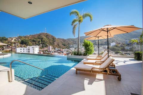 Rooftop - Large infinity pool