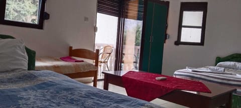 Basic Studio, Mountain View | Desk, free WiFi