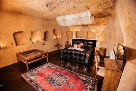 Royal Room | Iron/ironing board, rollaway beds, free WiFi, bed sheets