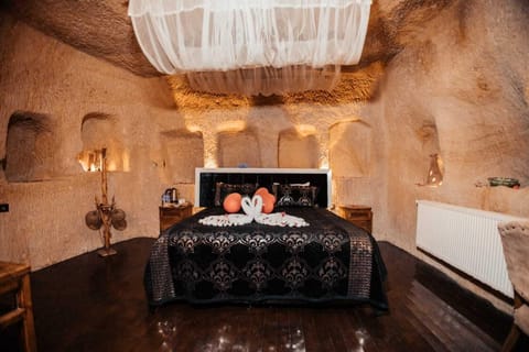 Royal Room | Iron/ironing board, rollaway beds, free WiFi, bed sheets