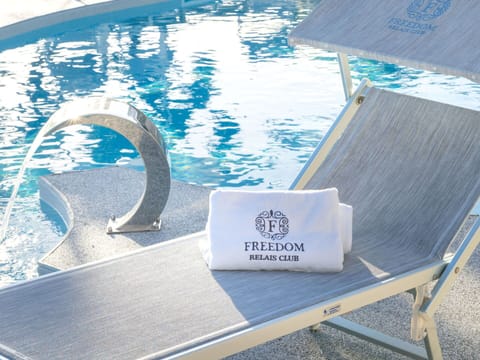 Water, Sky, Swimming Pool, Property, Tree, Outdoor Furniture, Aqua, Leisure, Umbrella