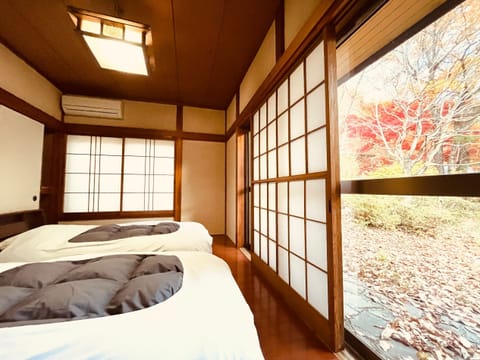 Down comforters, in-room safe, laptop workspace, WiFi (free)