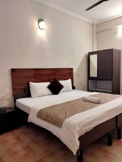 Premium bedding, minibar, iron/ironing board, free WiFi