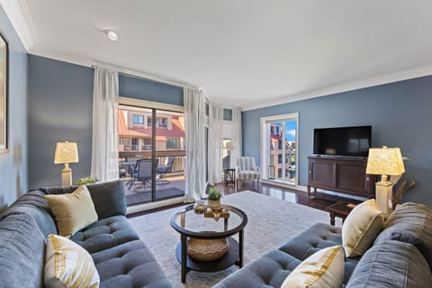 Sophisticated 2BR 2BA Apartment in Shelter Cove