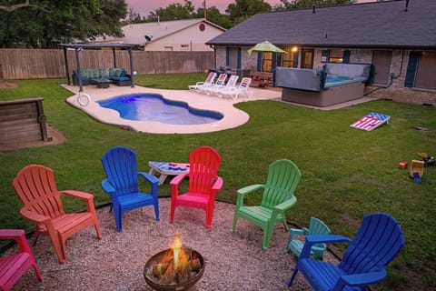 5 O'Clock Somewhere - Hot Tub & Heated Pool House in Fredericksburg