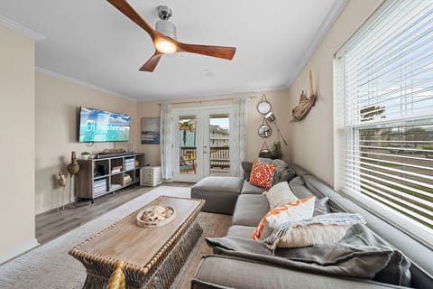 Signature House, 3 Bedrooms, Non Smoking, Pets Allowed | Living room | 45-inch Smart TV with digital channels