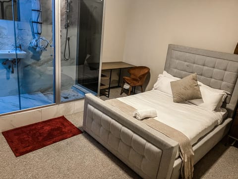 Standard Double Room | Desk, laptop workspace, free WiFi