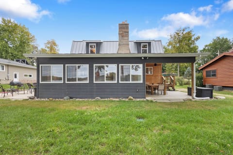 Great lake house on Great Bear Lake! Two outdoor seating areas available 