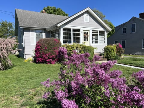 Cottage front yard & enclosed front 
porch