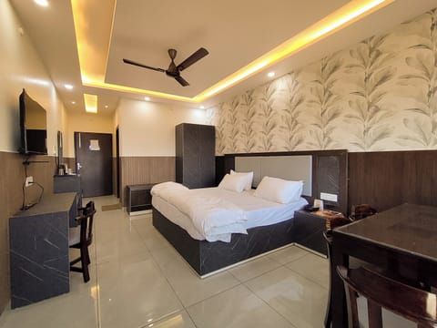 Executive Double Room | Individually decorated, individually furnished, desk, laptop workspace