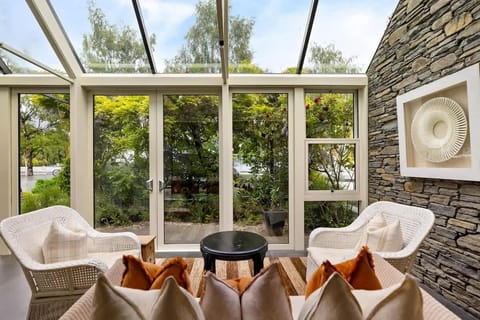 Breathtaking Views from the Conservatory – Relax in this sun-filled conservatory, offering stunning lake and mountain views—your perfect Queenstown retreat.