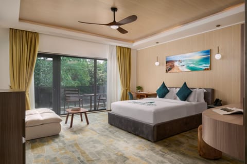 Deluxe Double with Balcony | Egyptian cotton sheets, premium bedding, minibar, desk