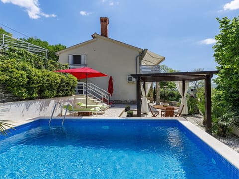 Swimming Pool, Resort, Composite Material, Leisure, Eco Hotel, Outdoor Furniture, Umbrella, Water Feature, Shade, Backyard