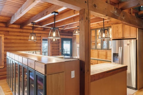 Upgraded modern lighting with 3 modes allows for optimal lighting!