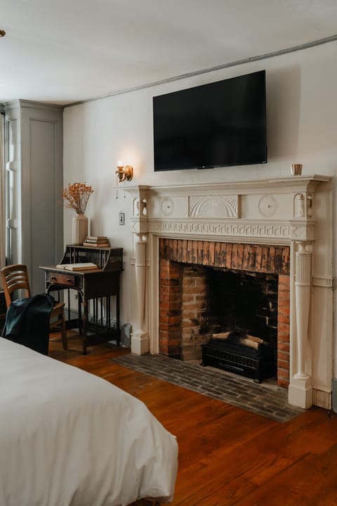 A perfect blend of old-world elegance and modern convenience, the Austen Room features a decorative fireplace, a charming writing desk, and a Roku TV, offering both relaxation and entertainment in a beautifully curated space. Please note: the fireplace is