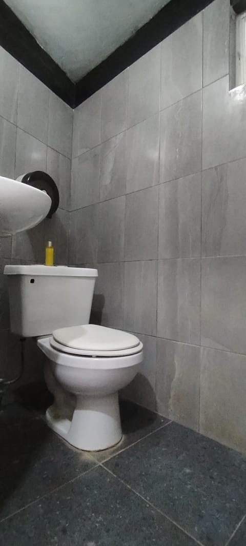 Comfort Double Room, 1 Double Bed | Bathroom | Shower, towels, soap, shampoo