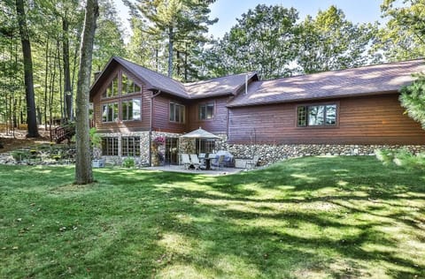 2800sq dt Minocqua chain of lake home.  Great Location