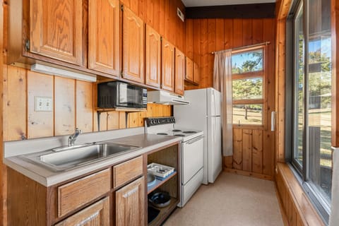 Cabin, 2 Bedrooms | Private kitchen