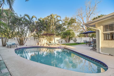 Largo Vacation Rental | 4BR | 2BA | 1 Small Step to Enter | 2,100 Sq Ft