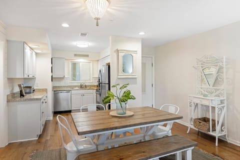 Dining table seats 6 guests