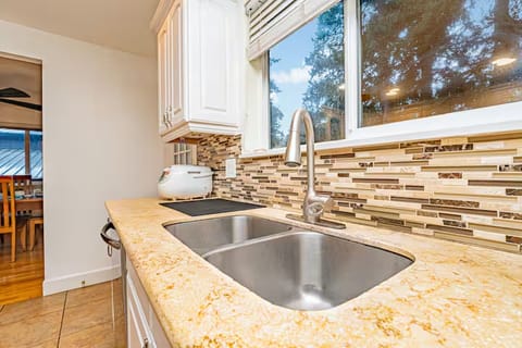 Full-size fridge, microwave, oven, stovetop