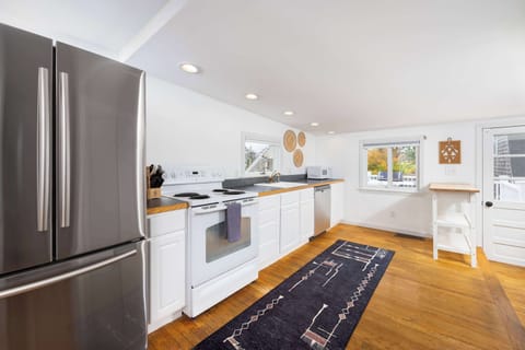 Cook and dine with ease in our fully equipped kitchen, including a dishwasher! 🍽️🔥