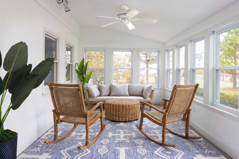 Chill, gather, and enjoy our fully furnished closed in porch! ☀️🪑 