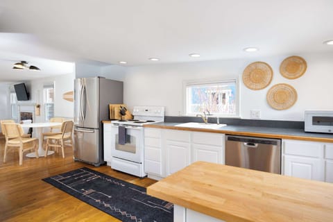 Cook and dine with ease in our fully equipped kitchen, including a dishwasher! 🍽️🔥