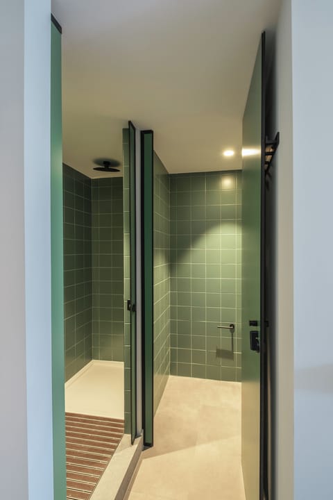 Soundproofing, free WiFi