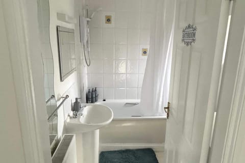 House | Bathroom | Combined shower/tub, deep soaking tub, free toiletries, hair dryer