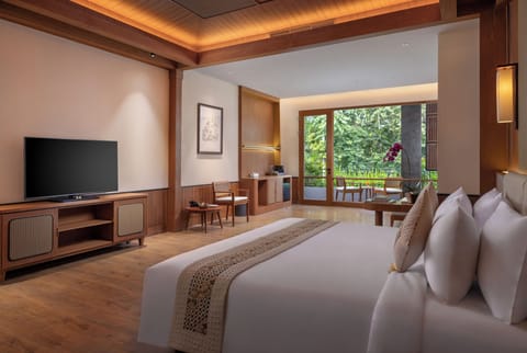 Executive Suite Room with Bathtub | Memory foam beds, minibar, in-room safe, desk