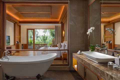 Suite Room with Jungle View | Bathroom | Free toiletries, hair dryer, bathrobes, slippers