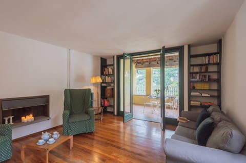Apartment (3 Bedrooms) | Living area | 32-inch Smart TV with digital channels