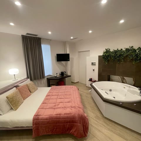 Luxury Double Room, Non Smoking, Jetted Tub | Soundproofing, free WiFi