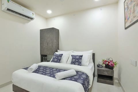 Desk, laptop workspace, free WiFi